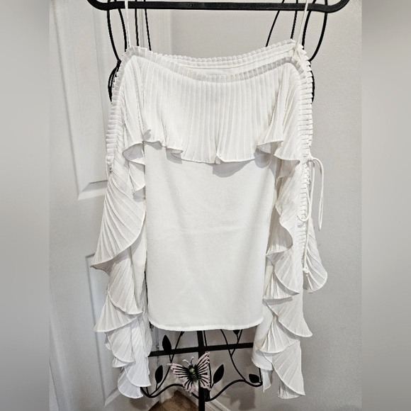 Forever 21 Tops - NWOT Ruffle‎ cold shoulder top